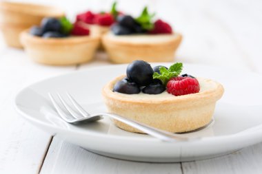 Ahududu ve yaban mersini ile lezzetli tartlets