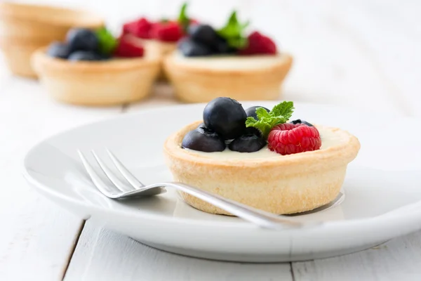 Läckra tartlets med hallon och blåbär — Stockfoto