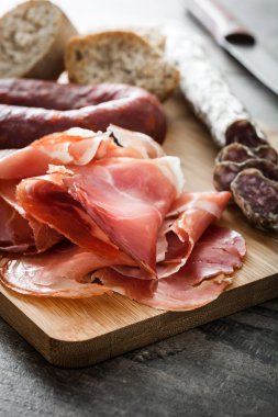 İspanyol serrano jambonu ve sosis bir rustik ahşap tablo
