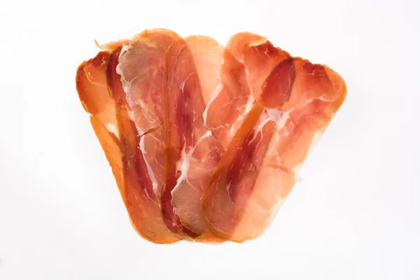 Tranches minces de jambon serrano espagnol isolé sur fond blanc — Photo