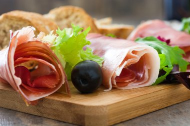 İspanyol serrano jambonu, zeytin ve sosis