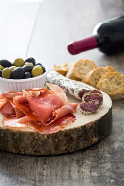 İspanyol serrano jambonu, zeytin ve gövde üzerinde sosis