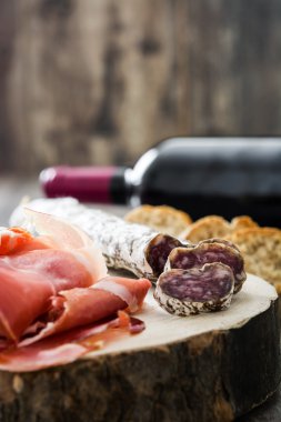 İspanyol serrano jambonu, zeytin ve gövde üzerinde sosis