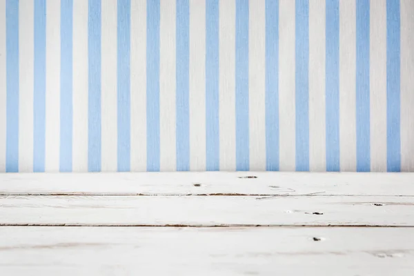 蓝色和白色的条纹背景的白色木地板 — 图库照片
