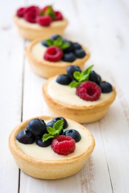 Ahududu ve yaban mersini ile lezzetli tartlets