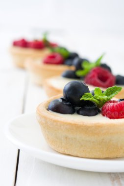 Ahududu ve yaban mersini ile lezzetli tartlets