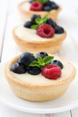 Ahududu ve yaban mersini ile lezzetli tartlets