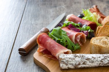 İspanyol serrano jambonu, zeytin ve sosis rustik ahşap üzerine