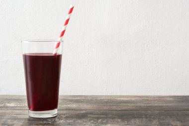 Kırmızı meyve güler yüzlü bir cam ahşap üzerine