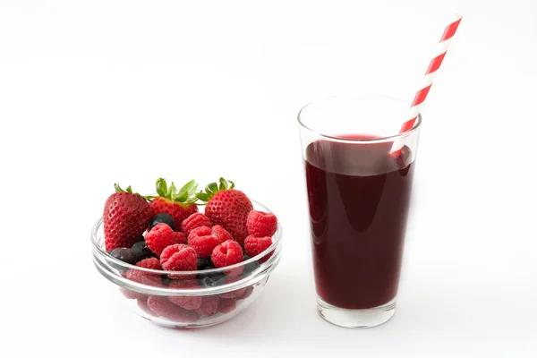 Rode Vruchtensmoothie in een glas geïsoleerd op witte achtergrond — Stockfoto