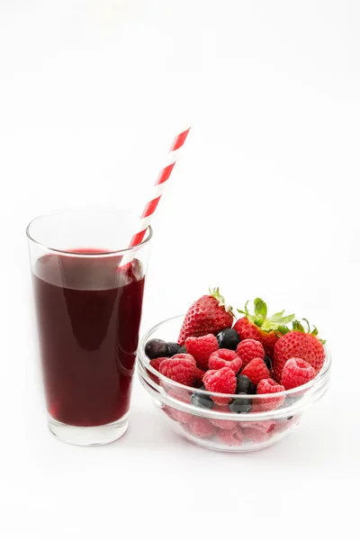 Batido de frutas rojas en un vaso aislado sobre fondo blanco — Foto de Stock
