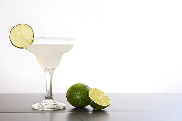 Margarita koktél a pala tábla fehér háttér — Stock Fotó