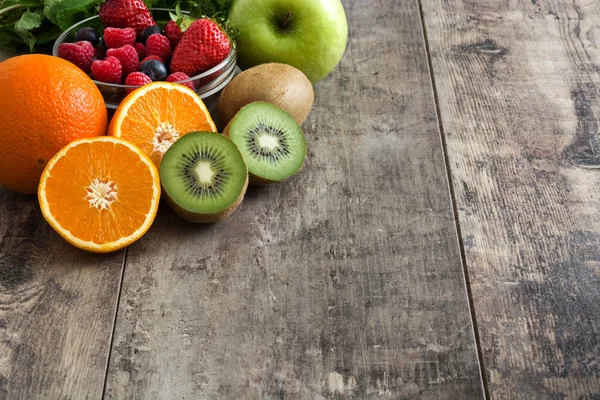 Fruits mixtes sur une table rustique en bois — Photo