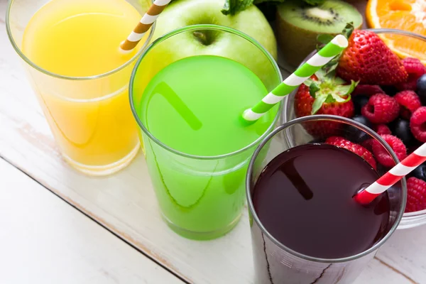 Beyaz ahşap bir masa üzerine taze meyve smoothies — Stok fotoğraf