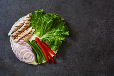 Meksika salata malzemeleri arduvaz arka plan üzerinde