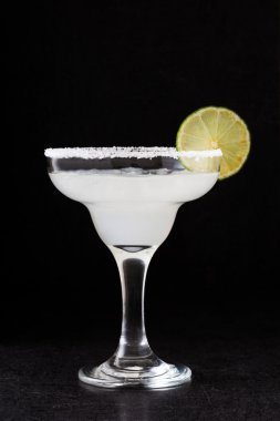 Margarita kokteyl arduvaz arka plan üzerinde