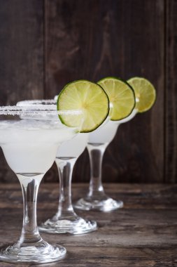 Margarita kokteyl bir rustik ahşap arka plan üzerinde