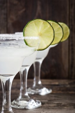 Margarita kokteyl bir rustik ahşap arka plan üzerinde