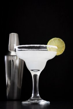 Margarita kokteyl ve arduvaz arka plan üzerinde sarsıcı