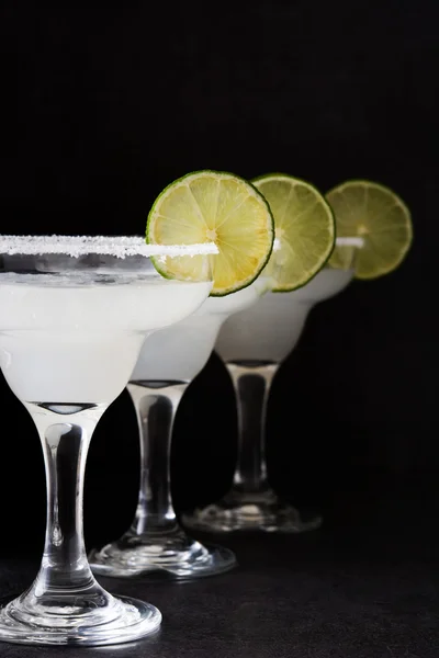 Margarita koktejly na břidlicové pozadí — Stock fotografie
