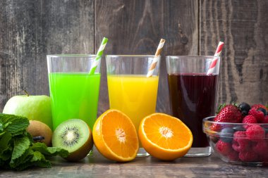 Taze meyve smoothies rustik ahşap arka plan üzerinde
