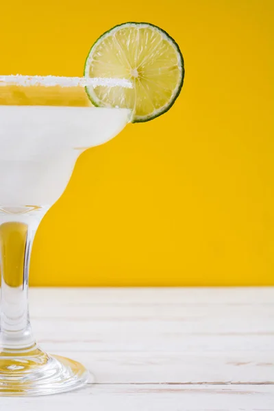 Coquetel Margarita na mesa de madeira branca e fundo laranja — Fotografia de Stock