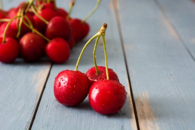 Mavi ahşap bir masa üzerinde lezzetli kiraz