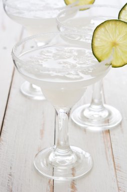 Bir beyaz tahta masada kokteyl margarita