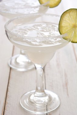 Bir beyaz tahta masada kokteyl margarita