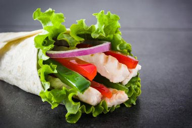 Tavuk, biber, soğan ve marul arduvaz arka plan üzerinde Meksika fajita