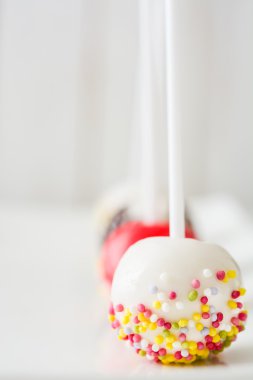 Beyaz arka plan üzerinde renkli pasta çıkar