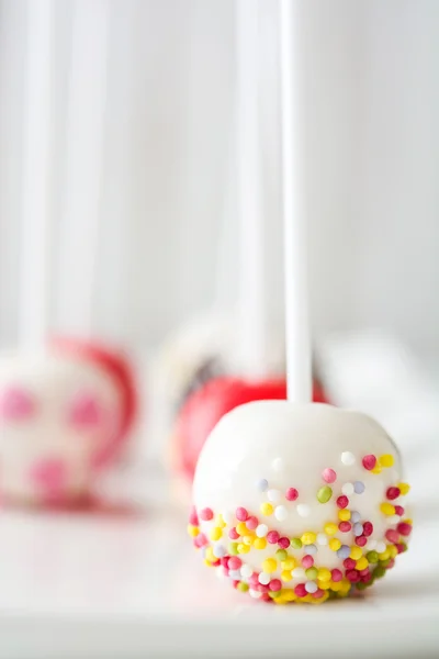 Färgade cake pops på vit bakgrund — Stockfoto