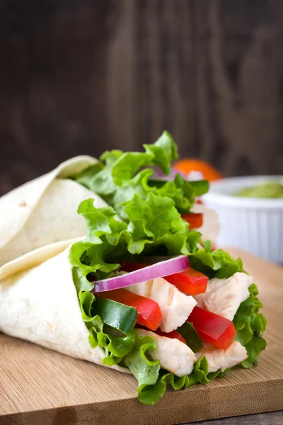 Ahşap masa üzerinde Meksika salata — Stok fotoğraf