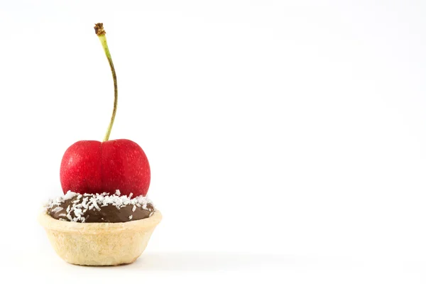 Deliziosa torta al cioccolato con ciliegia e cocco isolato su sfondo bianco — Foto Stock