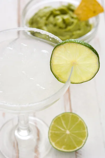 Coquetel Margarita, guacamole e nachos em uma mesa de madeira branca — Fotografia de Stock