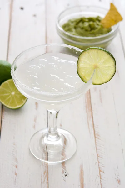 Margarita kokteyl, guacamole ve cips Beyaz ahşap bir masa üzerinde — Stok fotoğraf