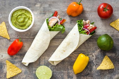Meksika tavuk fajita ve rustik ahşap arka plan üzerinde ingrendients