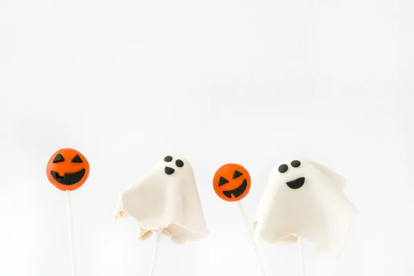 Torta di Halloween si apre con fantasma e forma di zucca isolato su sfondo bianco — Foto Stock