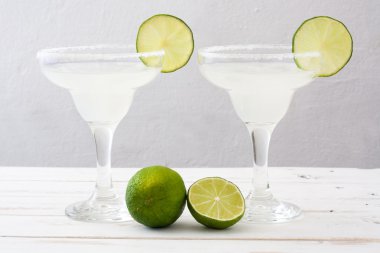 Bir beyaz tahta masada kokteyl margarita