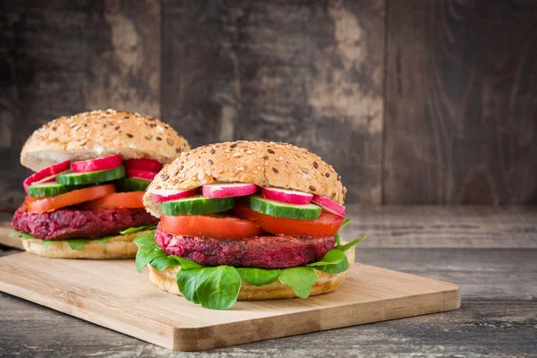 Veggie beet burgers on a rustic wooden table — Stock Photo, Image