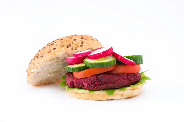 Wegańskie buraki burger z Roszponka, pomidora, ogórka i rzodkiewki — Zdjęcie stockowe