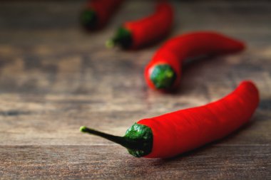 Red Hot Chili Peppers rustik ahşap zemin üzerine