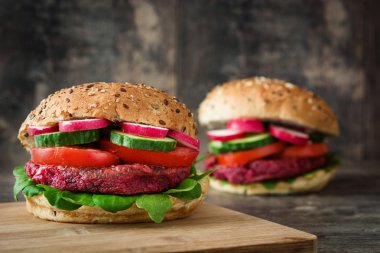 Sebzeli pancar burger bir rustik ahşap tablo