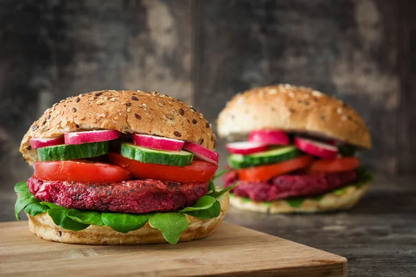 Veggie beet burger on a rustic wooden table — Stock Photo, Image