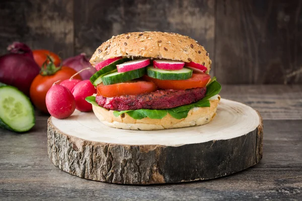 Hambúrguer de beterraba vegetariana em fundo de madeira — Fotografia de Stock