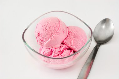 Beyaz arka plan üzerinde izole bir kase çilekli dondurma