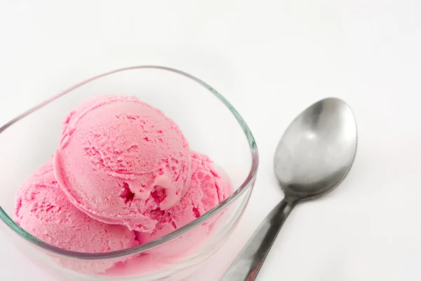 Клубничное мороженое в миске на белом фоне — стоковое фото