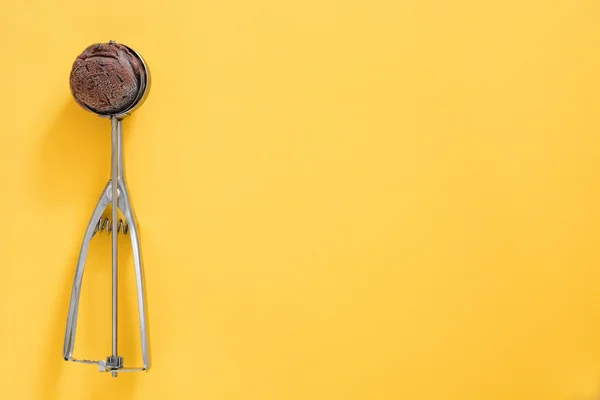 Helado de chocolate sobre fondo amarillo —  Fotos de Stock