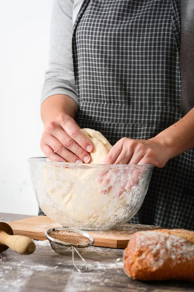 Mujer amasando masa de pan — Foto de Stock