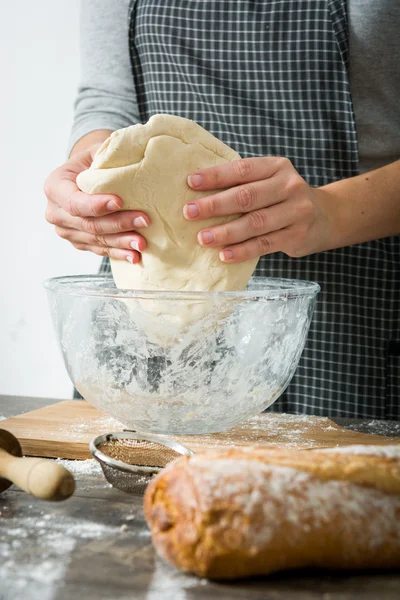 Mujer amasando masa de pan — Foto de Stock